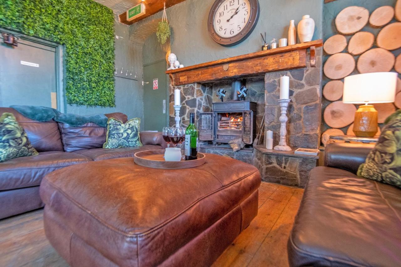 Holiday home Entire Venue With Sleeps Up To 19 - Waterfall Country Escape Wales *