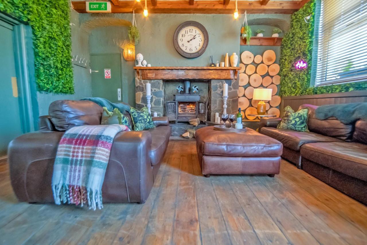 Entire Venue With Sleeps Up To 19 - Waterfall Country Escape Wales Holiday home *