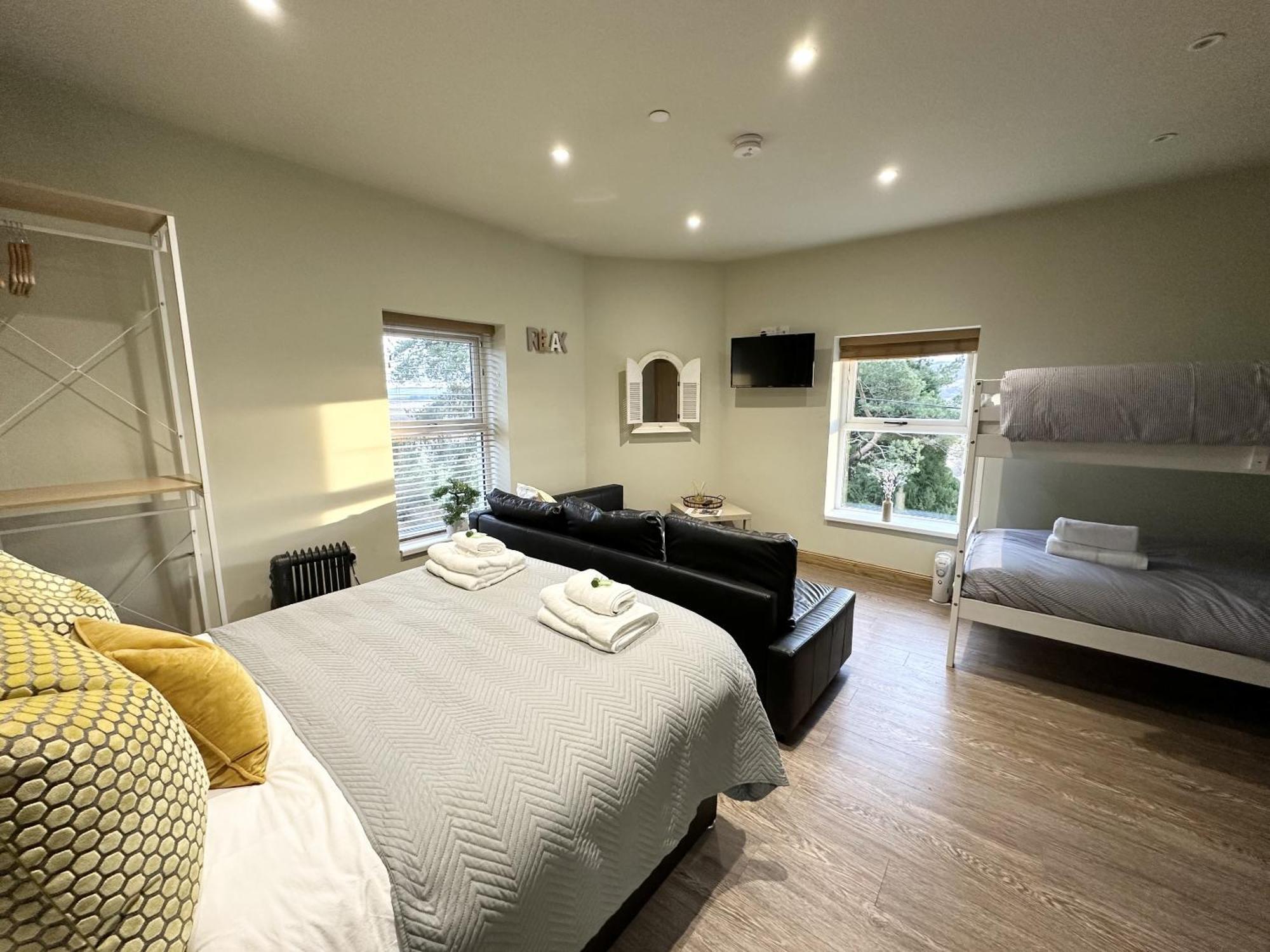 Holiday home Entire Venue With Sleeps Up To 19 - Waterfall Country Escape Wales Coelbren